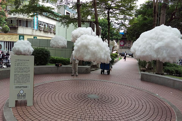 雲朵裝置藝術受到台北民眾與遊客的喜愛，爭相拍照，甚至登上國際新聞版面 (圖片來源／台北捷運)