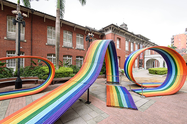 位於台北當代藝術館前方空位的「彩虹連結」作品 (圖片來源／台北當代藝術館)