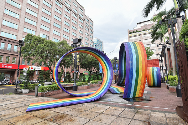 「彩虹連結」作品受到歡迎，吸引遊客駐足觀賞與拍照，台北當代藝術館發出了公告避免遊客踩踏破壞作品 (圖片來源／台北當代藝術館)