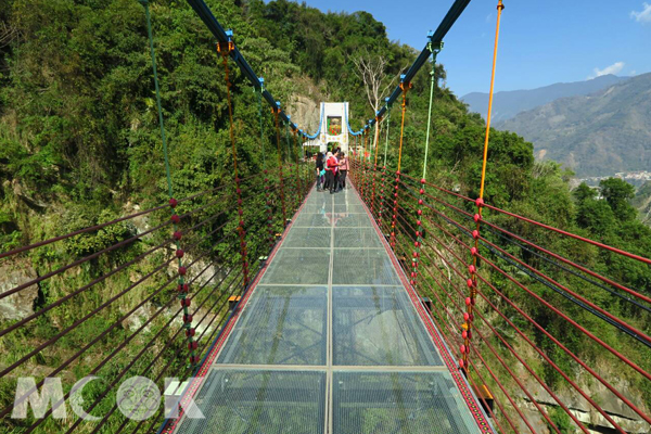 傲視溪谷與山峰的琉璃之橋 (圖片提供／陳冠鑫)