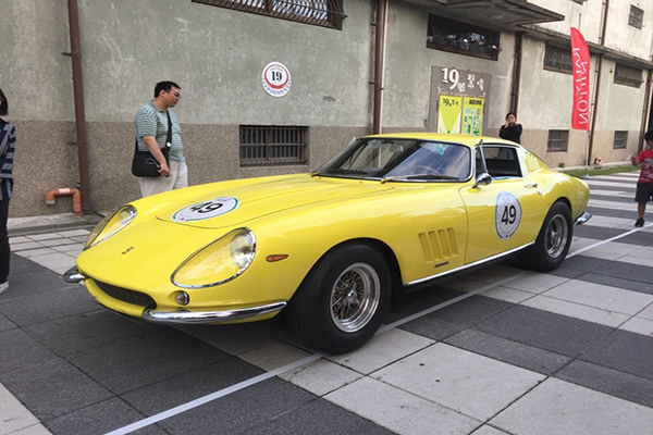 古董車做短暫停留 供民眾拍照 (圖片來源／花蓮文化創意產業園區)