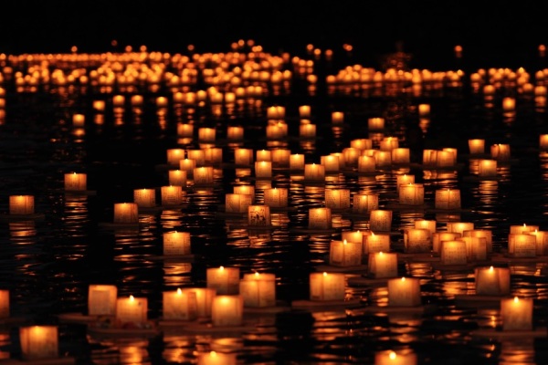 上千盞的水燈在海上票流 (圖片來源／Lantern Floating Hawaii)
