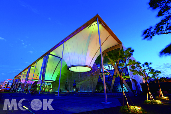 熱氣球造型薄膜屋頂的大東文化藝術中心 (圖片提供／高雄市觀光局)