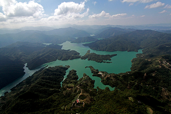 被山峰切割的千島湖秘境 (圖片來源／經濟部水利署)