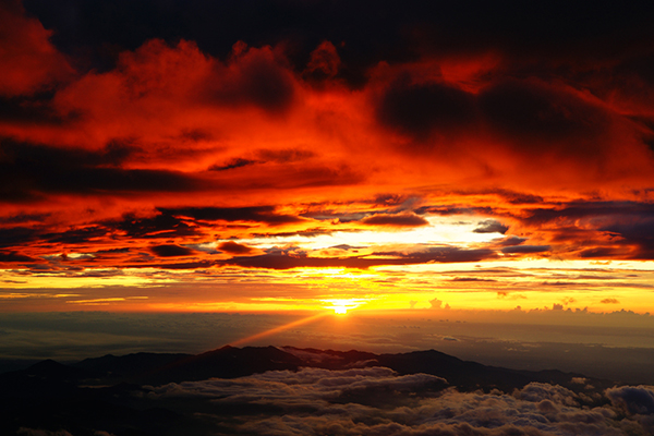 金黃光色照灑在山峰雲海 (圖片來源／富士山資訊網)