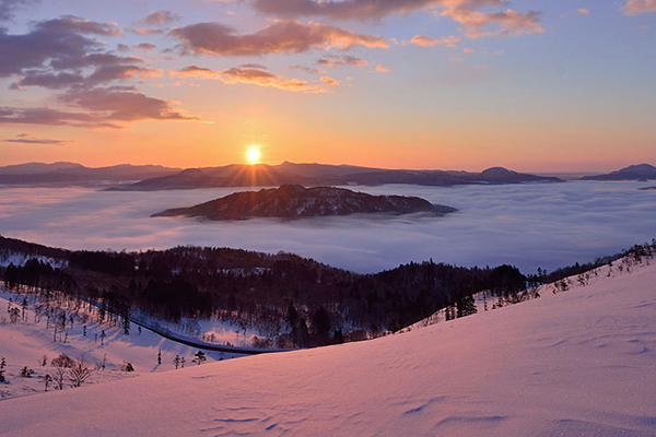 雪白搭配日出金黃，壯闊人心的雲海之上 (圖片來源／美幌町工商旅遊集團商會)