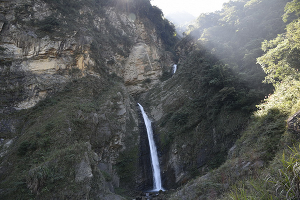 高低約100多公尺的雙龍瀑布 (圖片來源／南投縣政府)