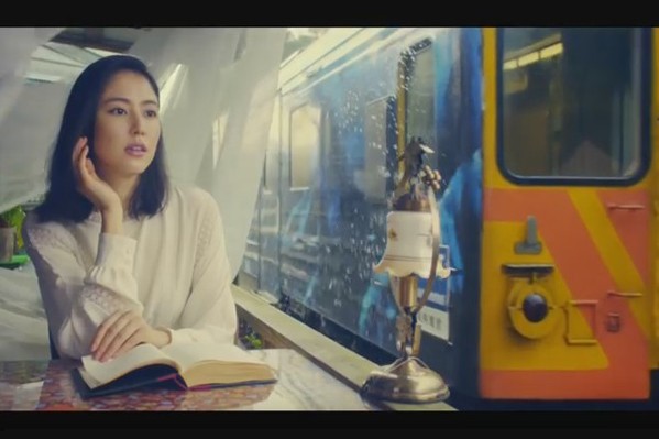 宣傳影片中長澤雅美在平溪與鐵道火車風光。(圖片來源／交通部觀光局)