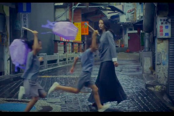 日本女星長澤雅美在平溪拍攝宣傳影片中的一幕。(圖片來源／交通部觀光局)