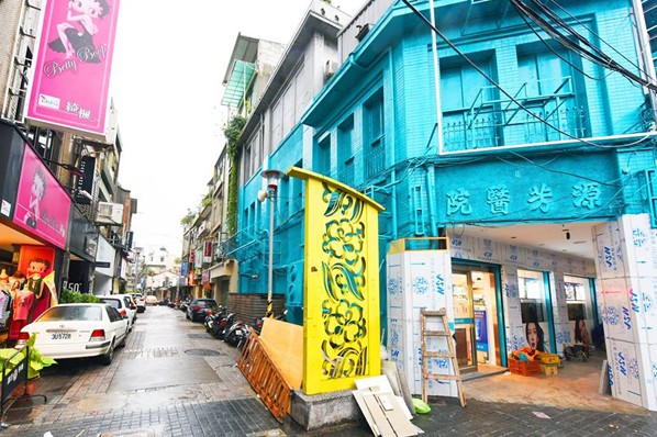 源芳醫院外牆遭到連鎖藥妝店漆成藍綠色，引發關注。(圖片來源／桃園市政府）