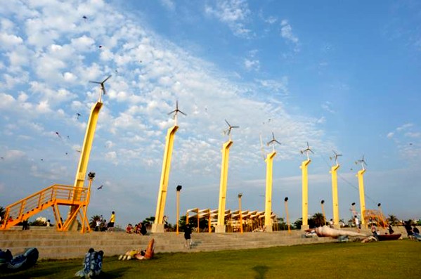 高雄旗津風車公園是新興人氣景點。(圖片提供／高雄觀光局)