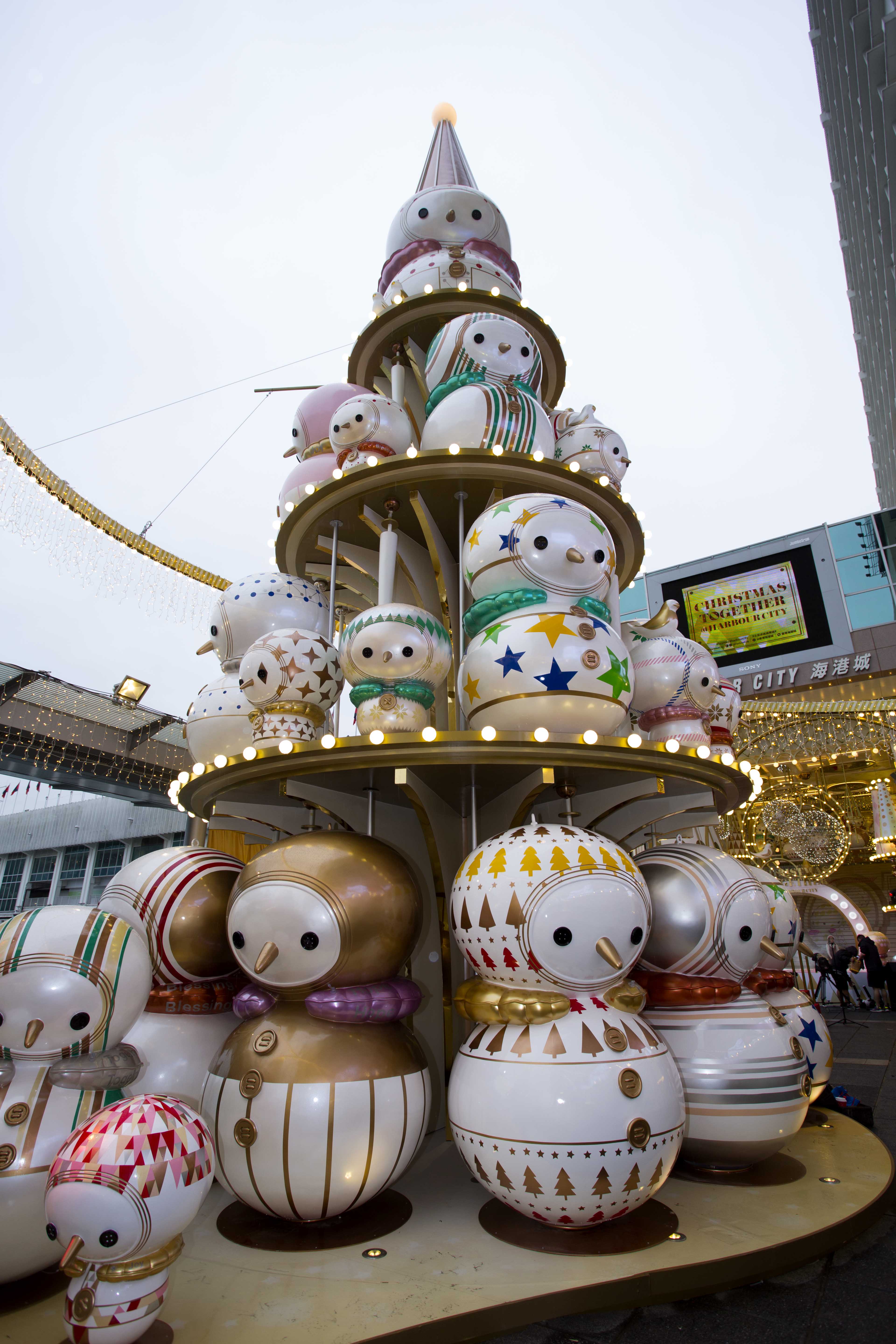 香港海港城小雪翁組成的聖誕樹。（圖片提供／香港海港城）