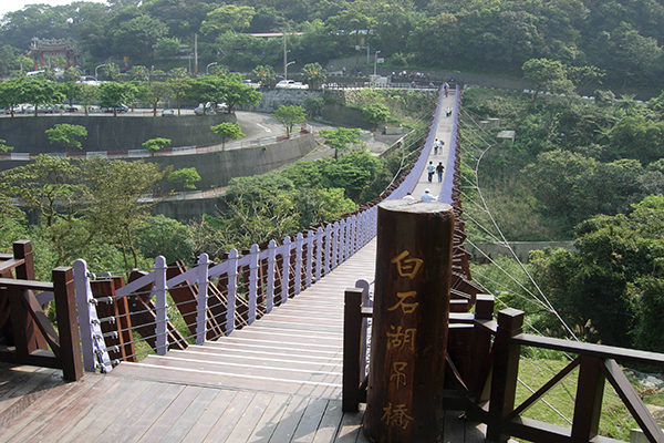 北市第一座大跨距吊橋，吊橋以龍骨意象為設計概念 (圖片來源／內湖區公所)