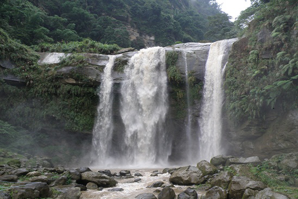 可以遠眺奇岩峭壁、瀑布奔流的峽谷風光 (圖片來源／南投縣政府)