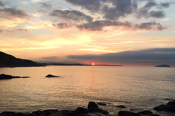 蔚藍的海反射霓虹的夕陽 (圖片來源／水湳洞 Ample Villa)