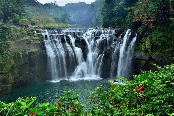 由於岩石與水流呈反方向，所以瀑布中的流水皆呈不規則狀 (圖片來源／New Taipei City Travel)