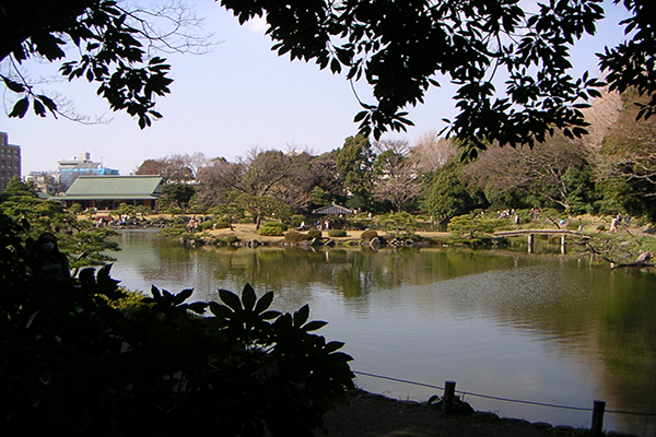 明治時期建造 是日式庭園中知名的「回遊式林泉庭園」 (圖片來源／Wikipedia)