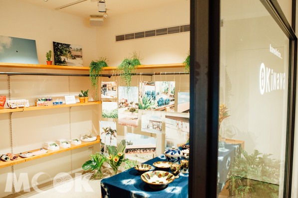 店內展示各式沖繩小物，還有牆上的照片，宛若來了一場沖繩微巡禮。(圖片提供／Photo by FUJIN TREE haveAnice)