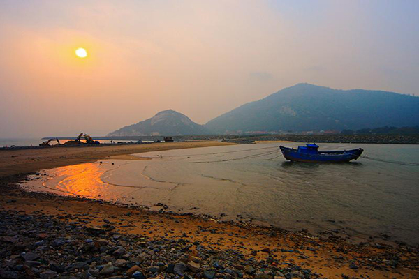 海水退潮時，兩側沙灘會逐漸裸露 (圖片來源／馬祖國家風景區)