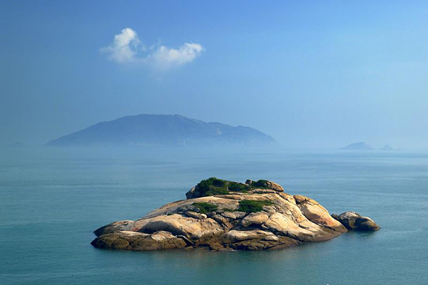 島的四周，海水清澈見底 (圖片來源／馬祖國家風景區)