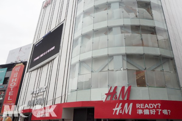 H&M籌備期間即習慣用大面包裝外牆告示消費者。(攝影／MOOK景點家張盈盈)