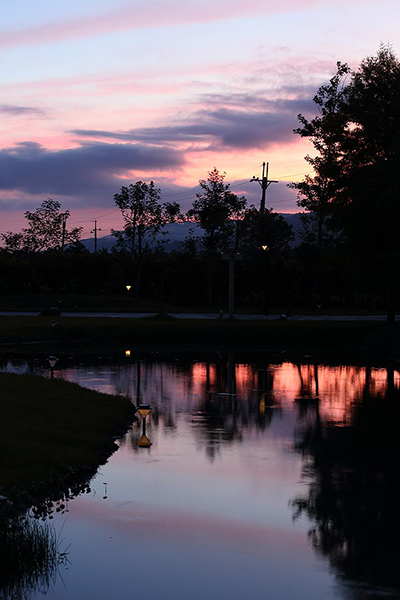 夜晚湖面如鏡 (圖片來源／坲卡夏莊園)