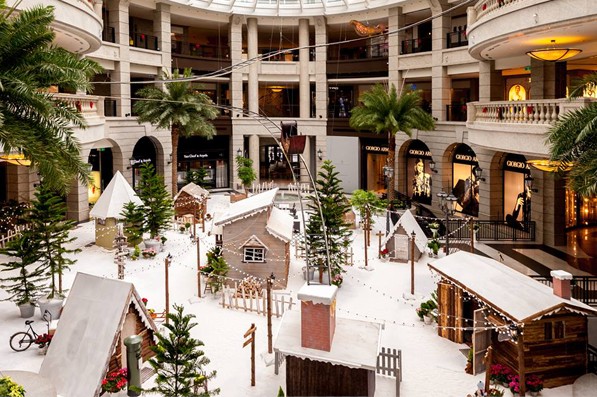BELLAVITA寶麗廣塲聖誕布置營造白雪皚皚的冰雪風光。（圖片來源／BELLAVITA）