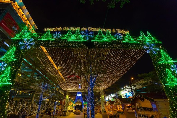 夜晚燈飾比往年台北101的聖誕燈飾更加浪漫與密集！(圖片來源／台北市政府)