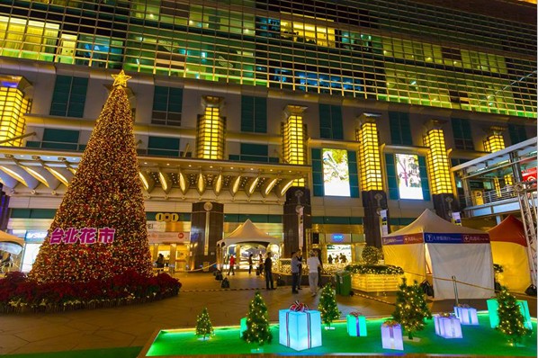 台北101 設立好聖誕樹與廣場布置。(圖片來源／台北市政府)