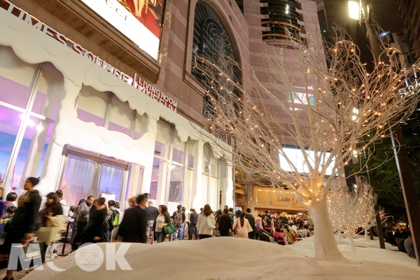 時代廣場的白色聖誕裝飾令節日更添氣氛。（圖片提供／香港時代廣場）