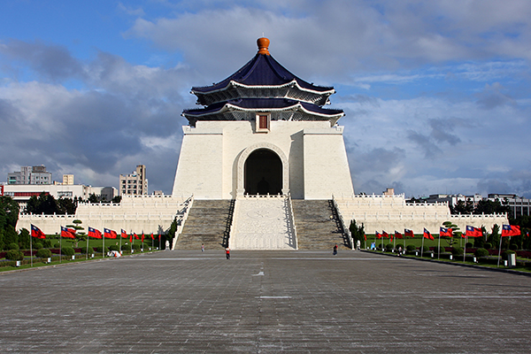 莊嚴聳立的中正紀念堂 (圖片來源／Wikipedia)