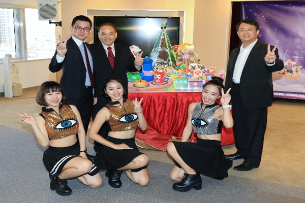 台中市政府新聞局卓局長(左後一)表示今年耶誕嘉年華延長開放時間，讓民眾更盡興地玩，歡度耶誕佳節。（圖片來源／台中市政府）