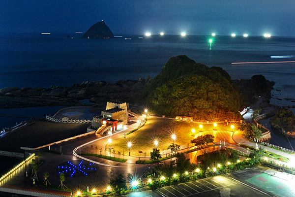 夜晚迷人的東北角 (圖片來源／和平島海角樂園)