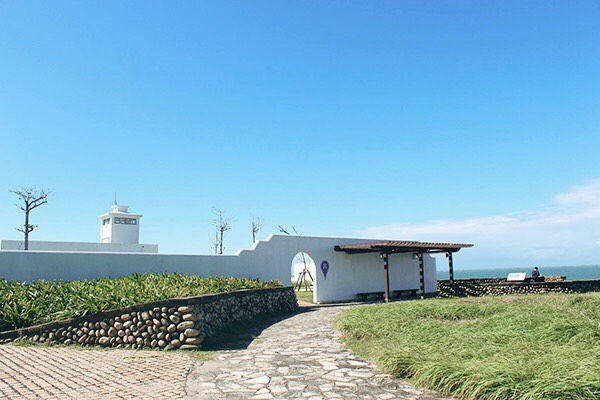 廢棄軍營轉變熱拍新據點  北海岸純白希臘建築