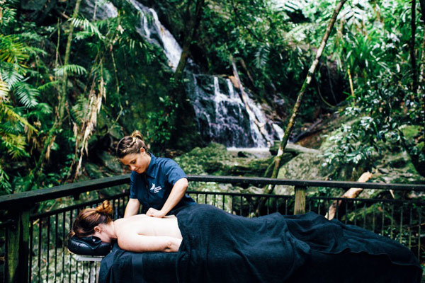 在原始的雨林中，享受黛恩樹生態旅館高級的SPA服務。(圖片提供／澳洲昆士蘭州旅遊暨活動推廣局)