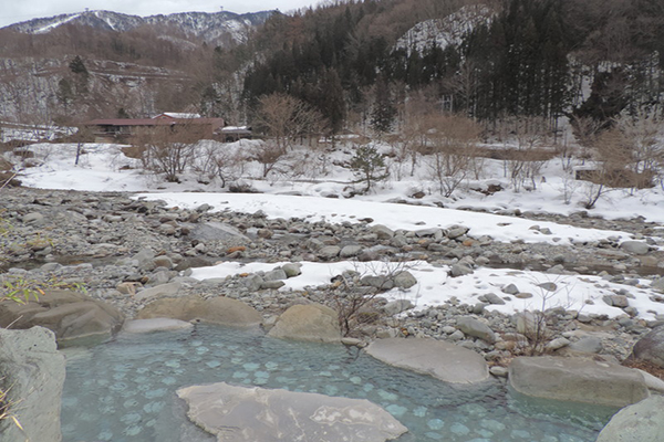 古民房建築的獨棟旅館 (圖片來源／新穗高溫泉 槍見館)