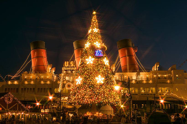 東京迪士尼將展開長達48天的聖誕夢幻特別活動，園區佈置許多繪本風的耶誕裝飾 (圖片來源／東京迪士尼樂園)