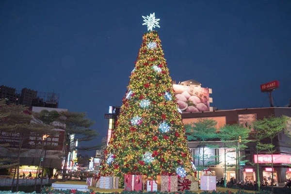 新竹東門城廣場9公尺高聖誕樹繽紛閃耀，滿滿聖誕過節氣氛（圖片來源／新竹市政府）