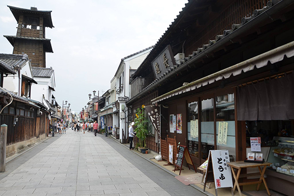 傳說400年前當時的川越藩主建此鐘樓。雖然反覆遭火災燒掉了一些，但每次都被重建 (圖片來源／川越一番街商店街)