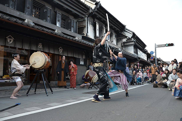 川越老街常有古劇演出 (圖片來源／川越一番街商店街)