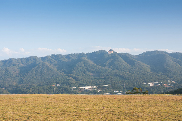 雙峰山的全景圖 (圖片來源／客家委員會)