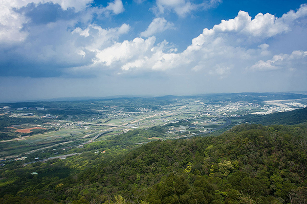 雙峰山頂可遠望壯麗苗栗平原 (圖片來源／客家委員會)