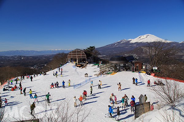 輕井澤王子飯店滑雪場不用雪橇或滑雪板也可以抵達山頂享受動人的景色 (圖片提供／王子大飯店)