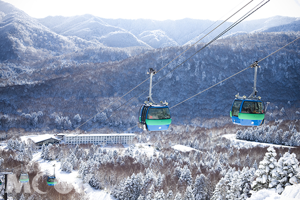 焼額山滑雪場有海拔2,000公尺高處縱觀星光閃爍夜景的「夜間纜車」 (圖片提供／王子大飯店)