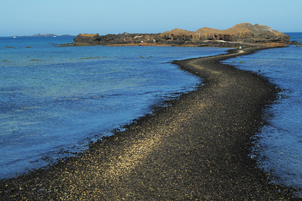 奎壁山與赤嶼在海水退潮時會露出一條S型的礫石路 (圖片來源／澎湖國家風景區)