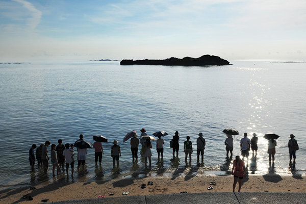 眾人在奎壁等待著摩西分海的時刻 (圖片來源／澎湖國家風景區)