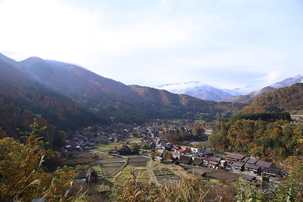 合掌村與世隔絕地隱藏在深山中 (圖片來源／白川村通信)