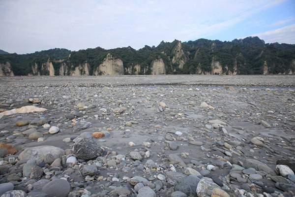 台東小黃山與利吉惡地遙遙相望，沿溪往上游綿延數公里長，又稱臺東赤壁 (圖片來源／台東縣政府)