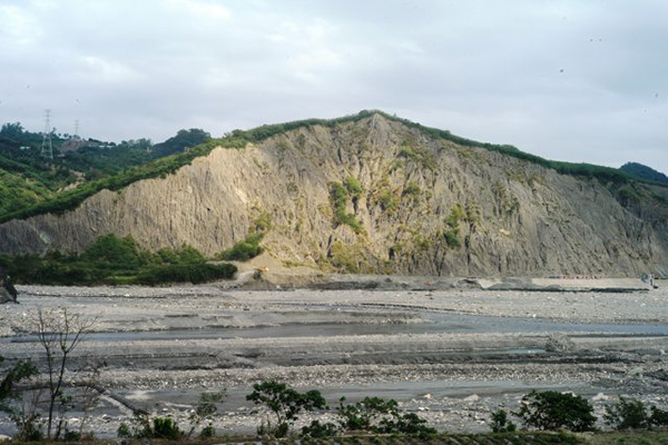 利吉惡地又稱利吉月世界，因地表的泥沙岩容易風化，經過雨水沖刷後，土石流失嚴重，寸草不生，就如月球表面般的荒涼 (圖片來源／國家地質公園)