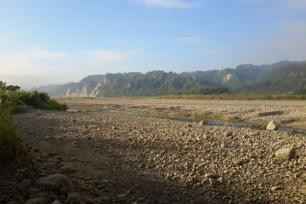 壯闊小黃山與綿延河床對望 (圖片來源／南投縣竹山鎮「小黃山風景區」)